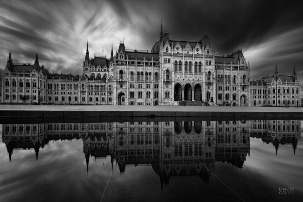 Parlament a nábřeží Dunaje v Budapešti